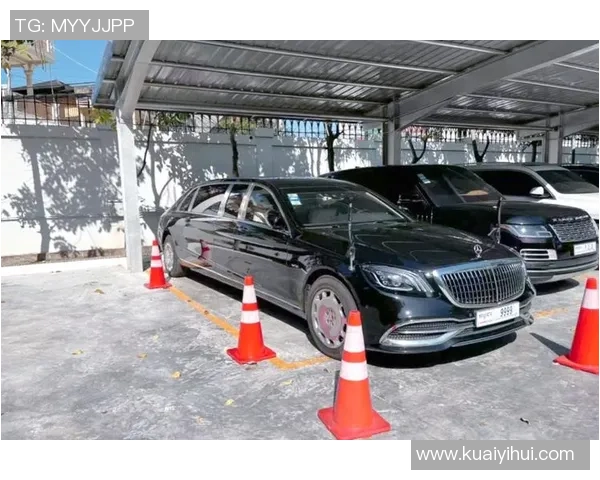 足球明星驾驭奢华迈巴赫展现风采与实力的完美结合 足球明星驾驭奢华迈巴赫展现风采与实力的完美结合